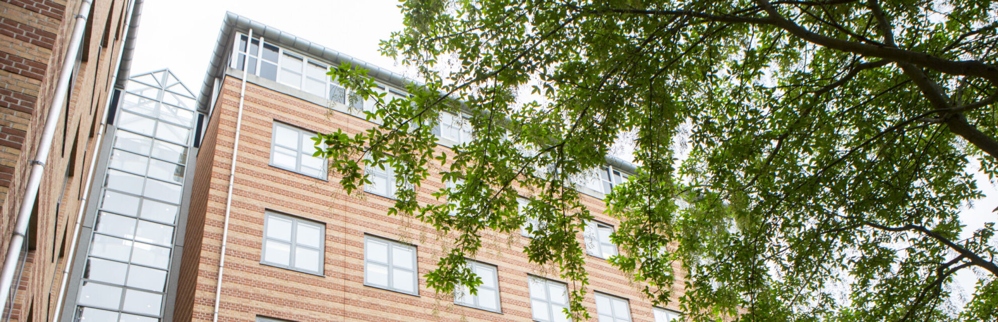 Facaden på Borups Allé 177 med planter i København V