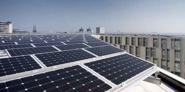 Taget er beklædt med solpaneler, der producerer energi til opvarmning
