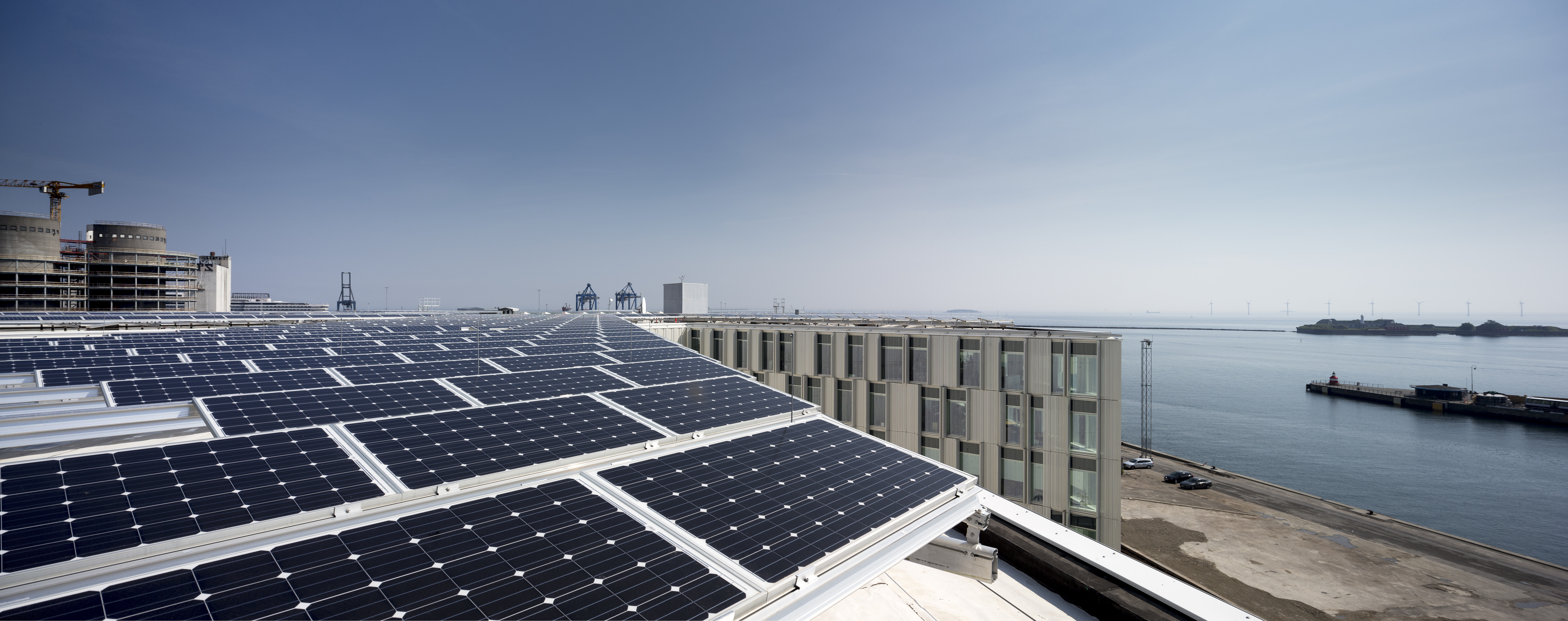 Taget er beklædt med solpaneler, der producerer energi til opvarmning