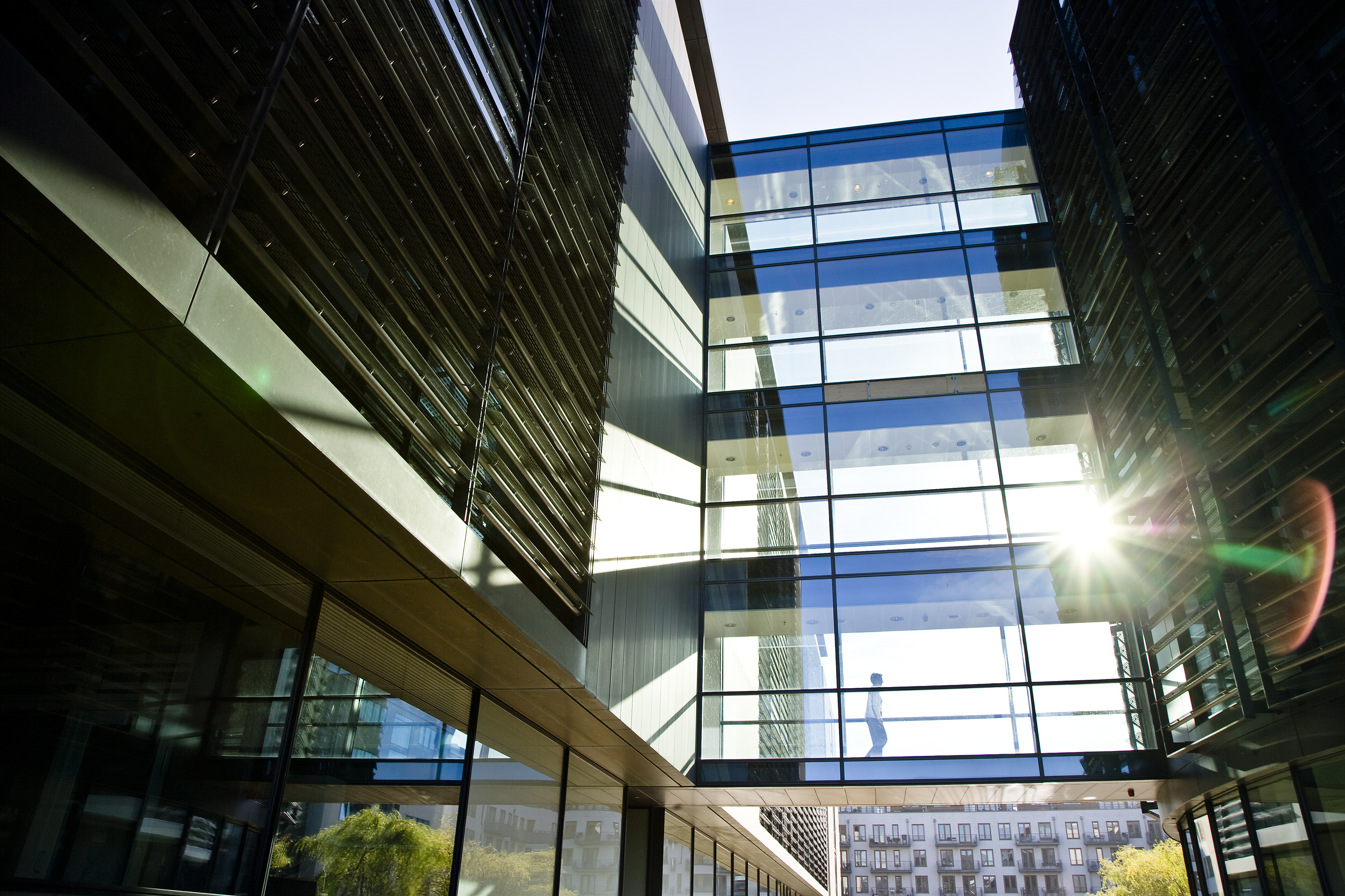 Du kommer fra den ene bygning til den anden via en svævende glasgang