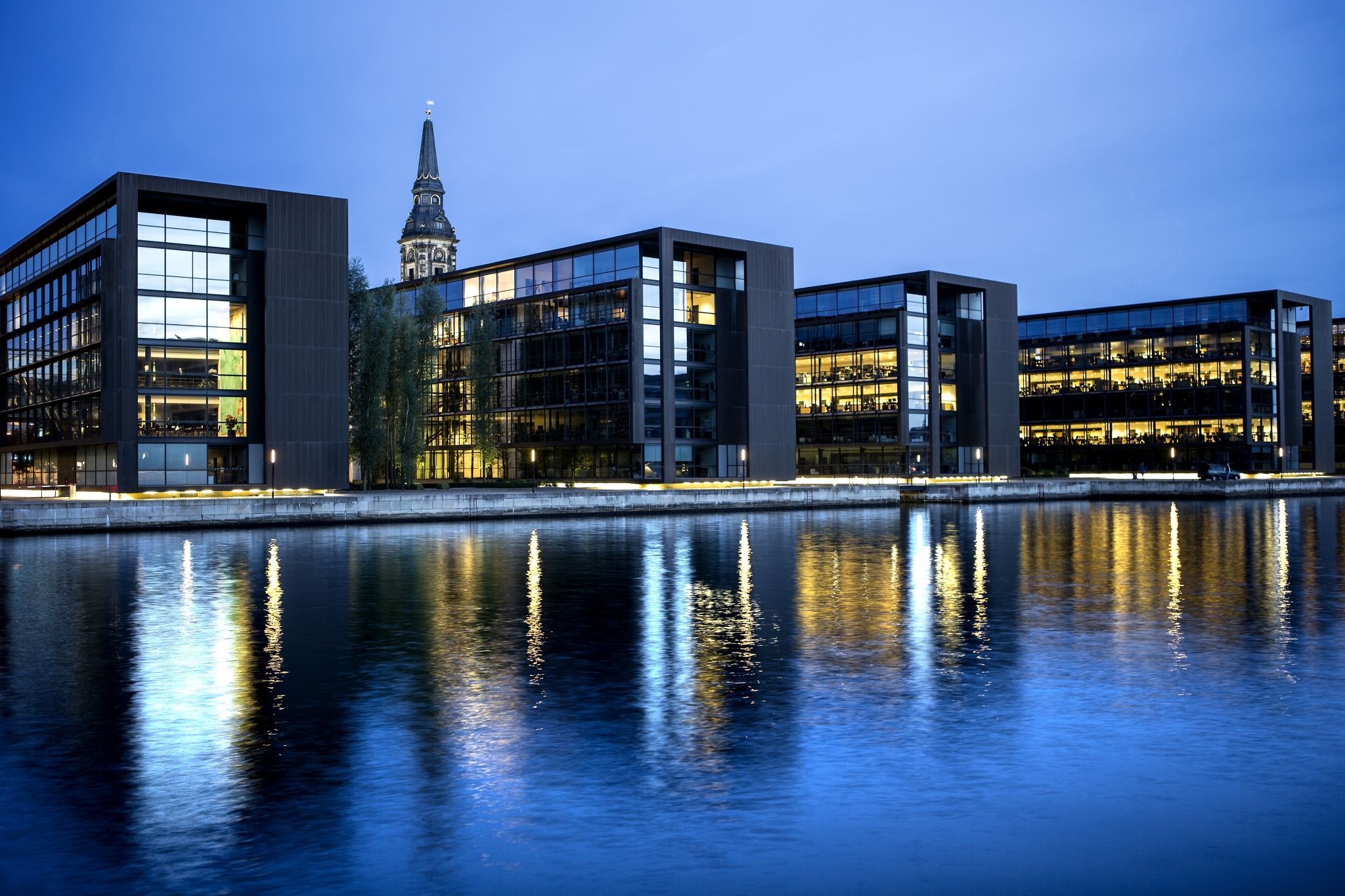 Fire store glasbygninger genspejler vandet i Københavns Havn