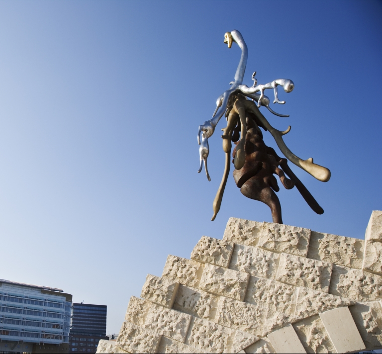 Skulpturgruppen hedder Det Genmodificerede Paradis