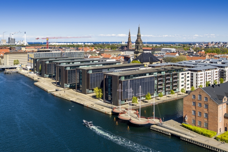 Bygningskomplekset ligger smukt ved vandet