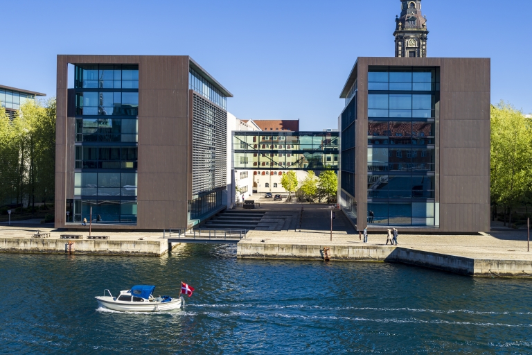 Bygningerne er forbundet af gangbroer