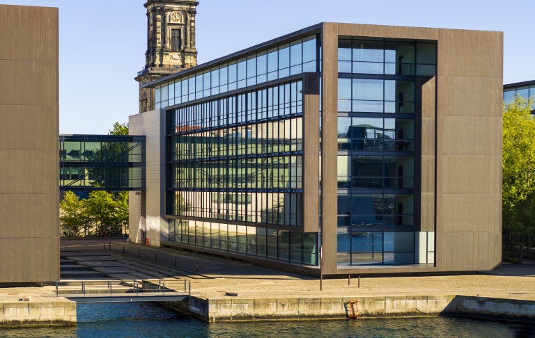 Hver bygning har kobberindrammede gavle