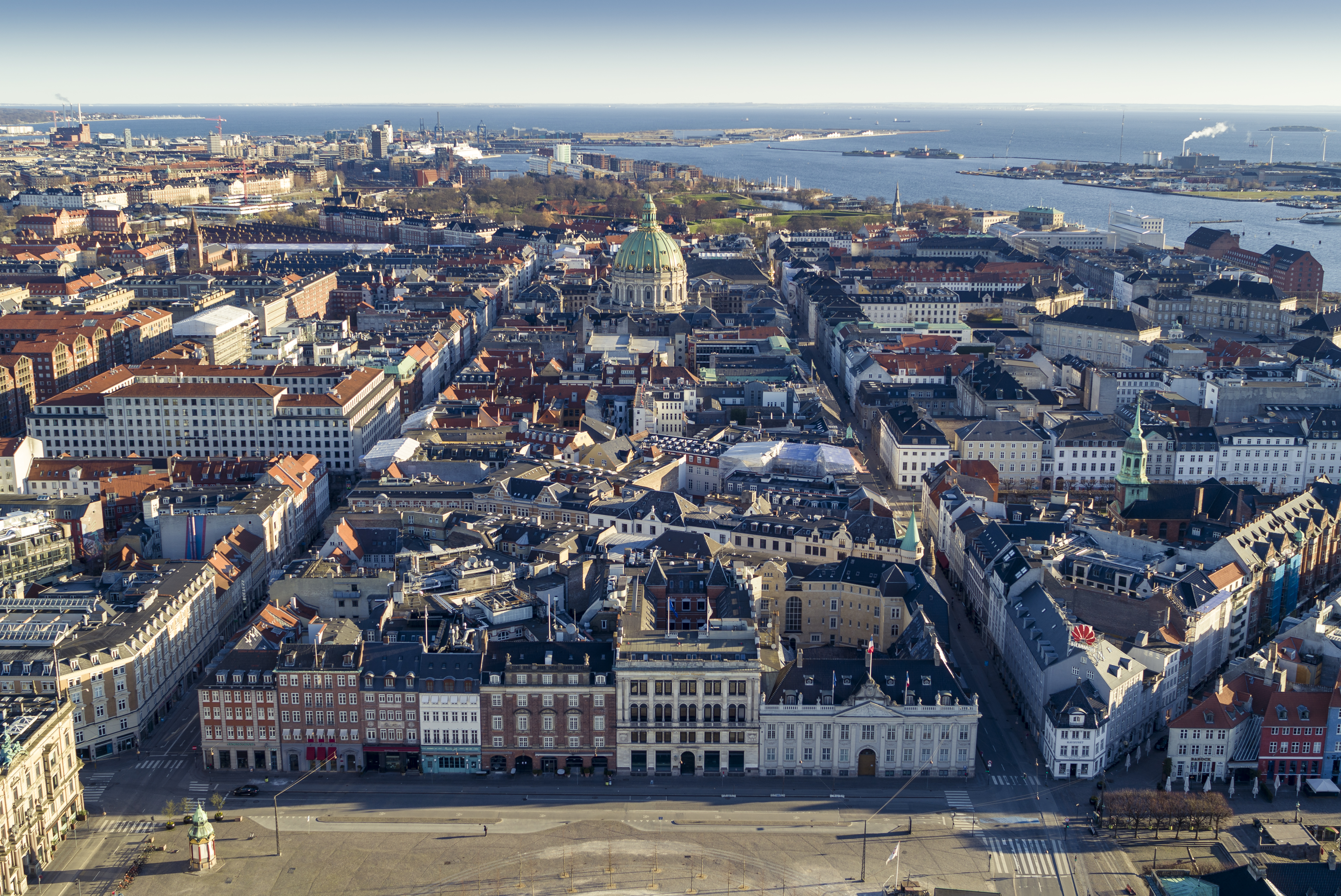 Ejendommene er med til at omkranse torvet.