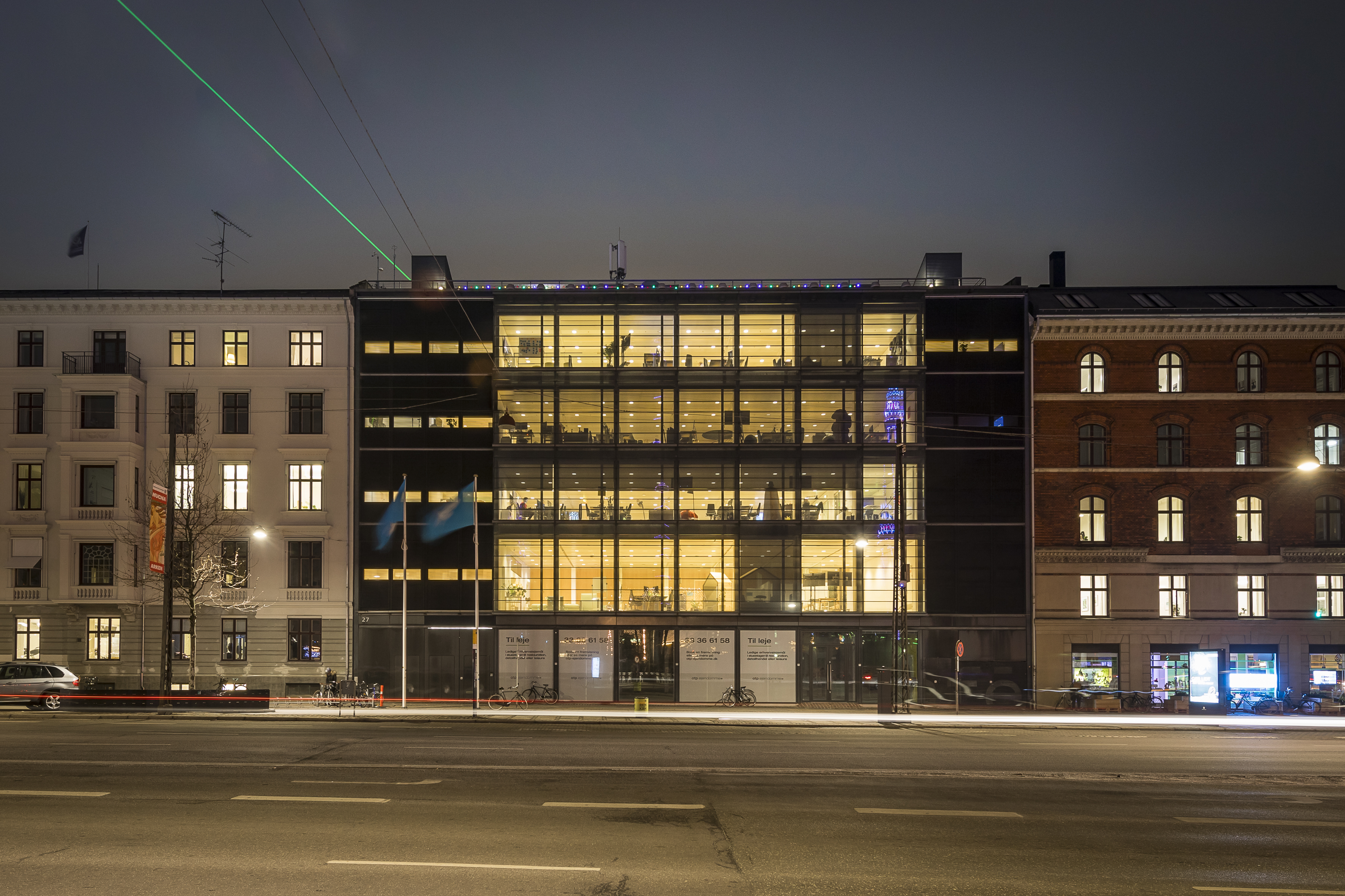 H. C. Andersens Boulevard 27 i København om aftenen