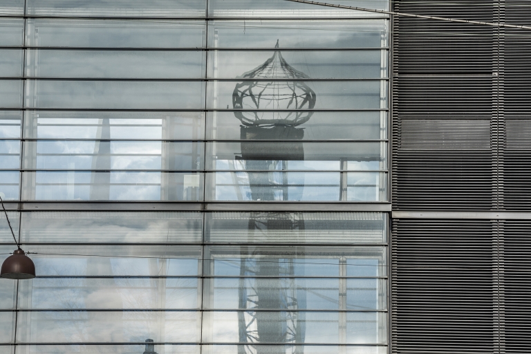 Genspejling af det gyldne tårn i Tivoli