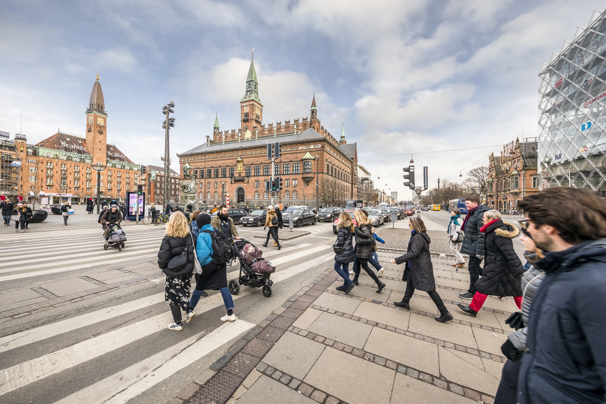 Mennesker der går over vejen ved Rådhuspladsen 