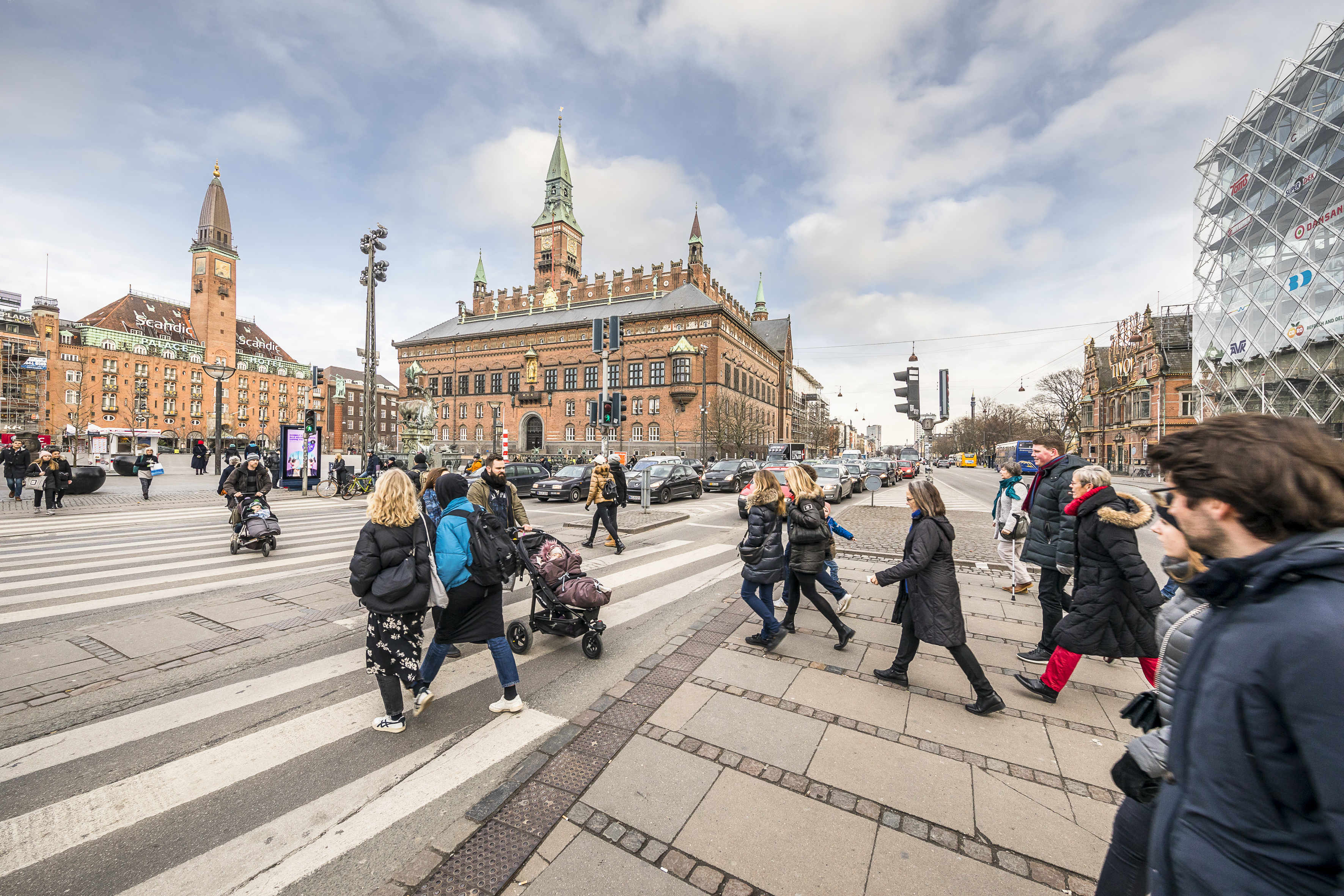 Mennesker der går over vejen ved Rådhuspladsen
