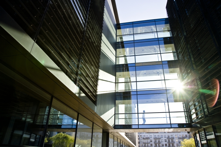 Du kommer fra den ene bygning til den anden via en svævende glasgang