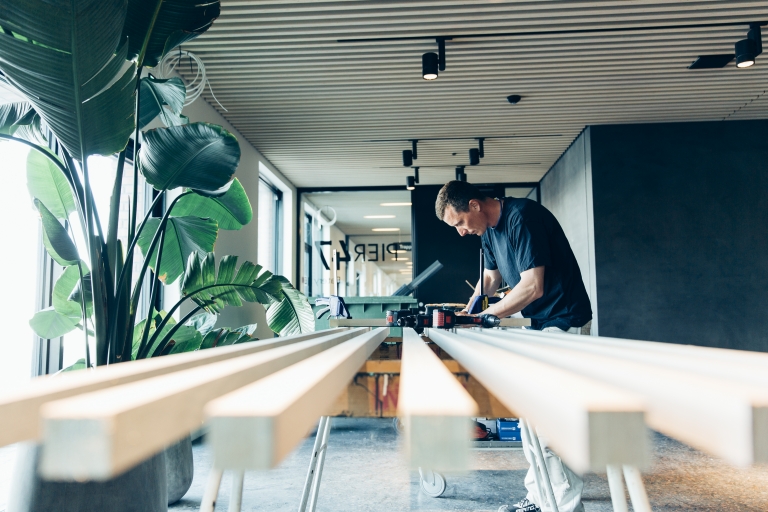 Trælistelofterne med bløde polyestermåtter virker akustikregulerende