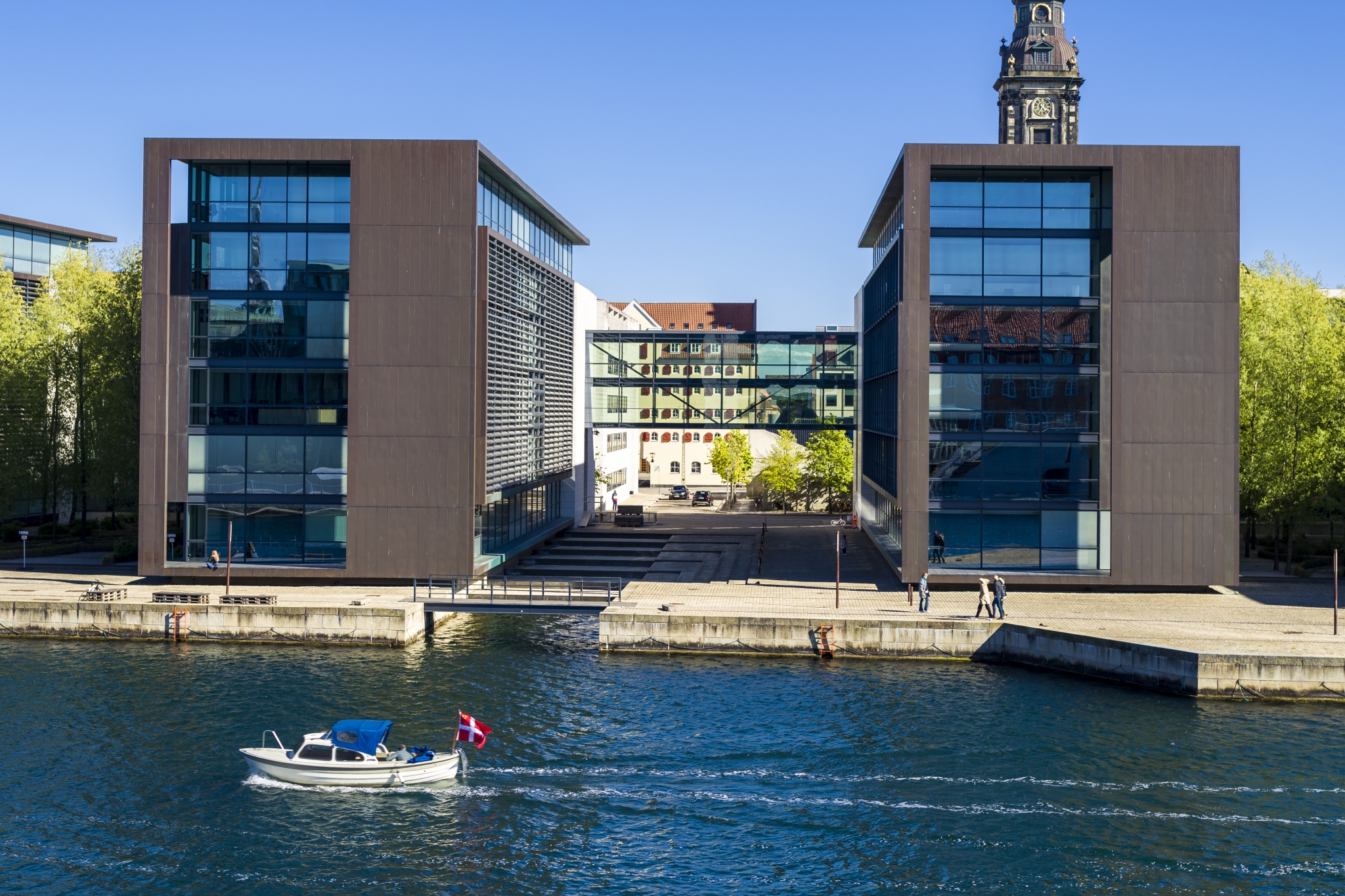 Bygningerne er forbundet af gangbroer