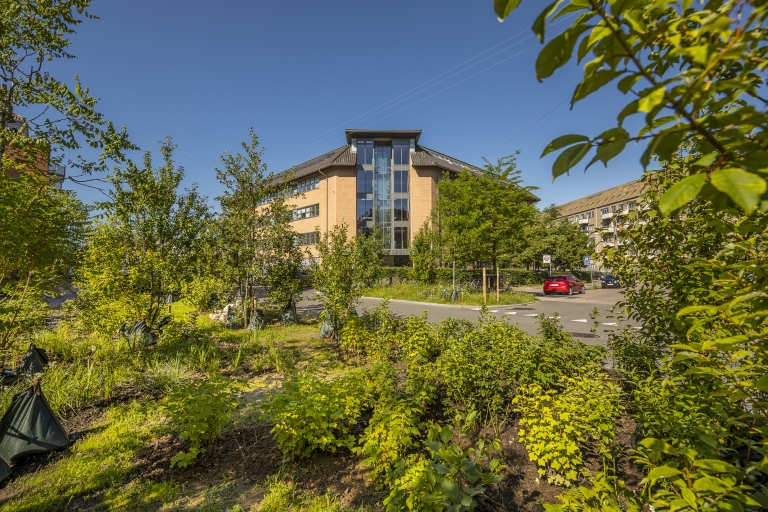 Facaden på Bryggervangen 55 i København Ø på en sommerdag