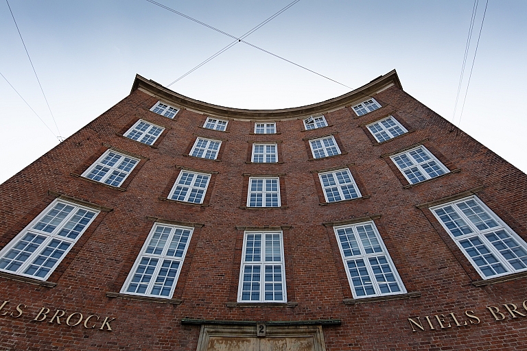 H. C. Andersens Boulevard 2 i København set nedefra