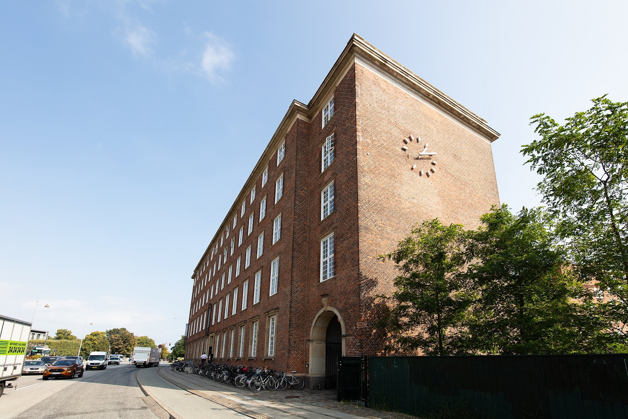 H. C. Andersens Boulevard 2 i København set nedefra