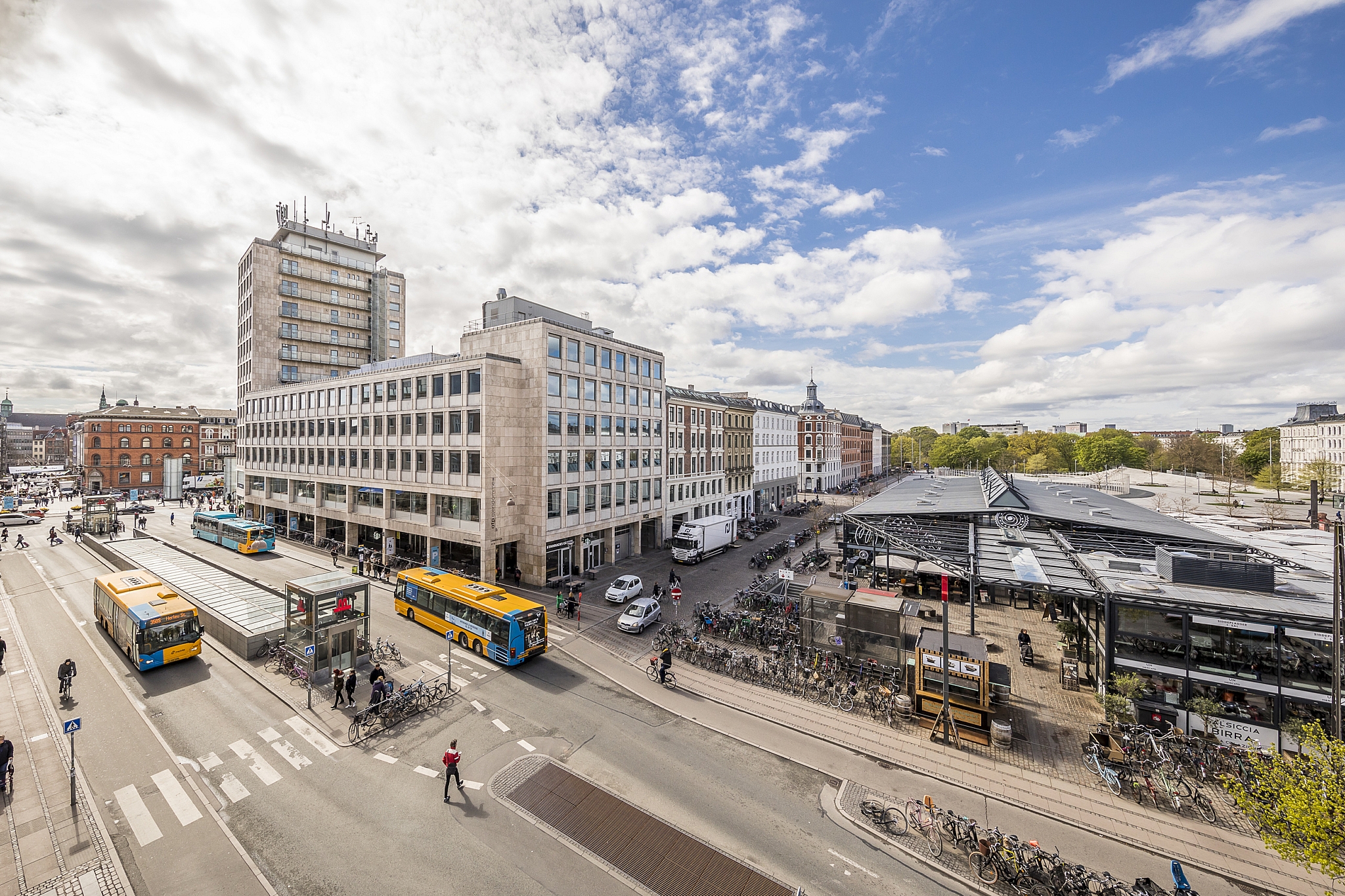 Torvehallerne og busser ved Frederiksborggade 15 i København K