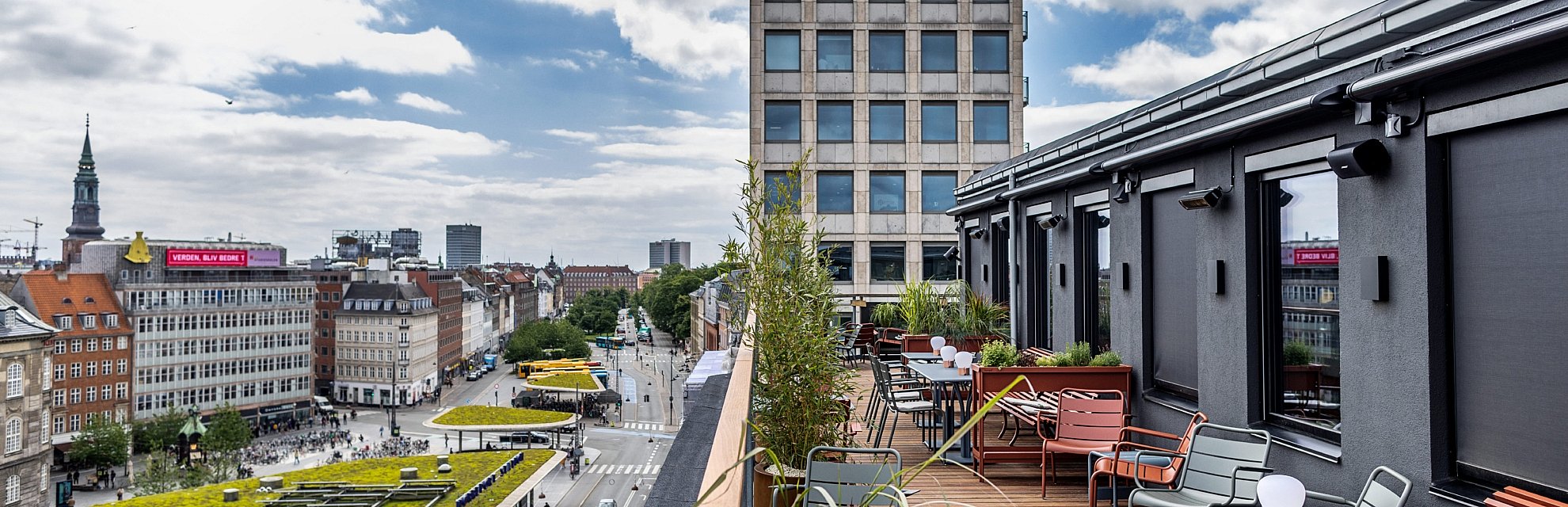 Tagterrassen på Scandic Nørreport med udsigt over stationen