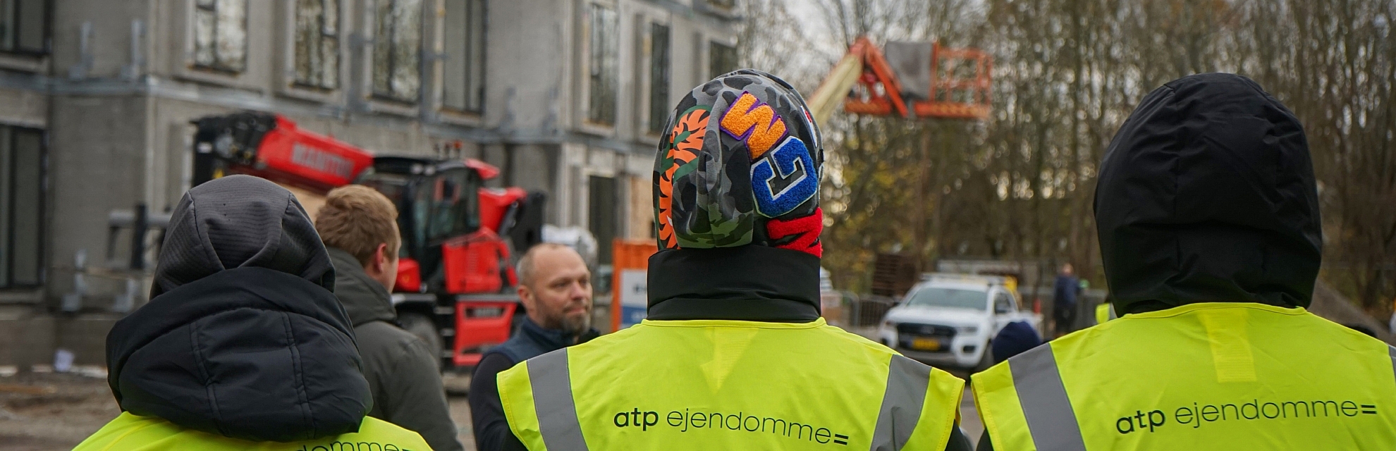 Børn og unge i gule veste på byggeplads