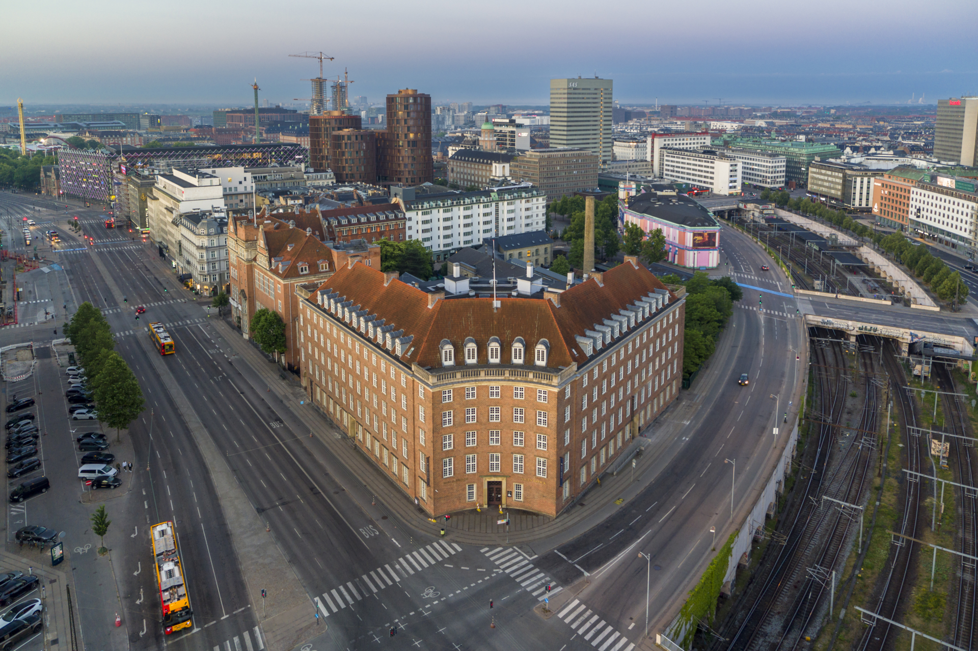 Erhvervsejendom på hjørnet af H. C. Andersens Boulevard og Hammerichsgade