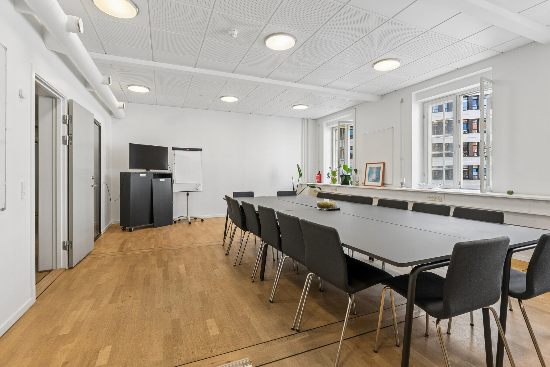 Mødelokale i ledigt kontorlejemål