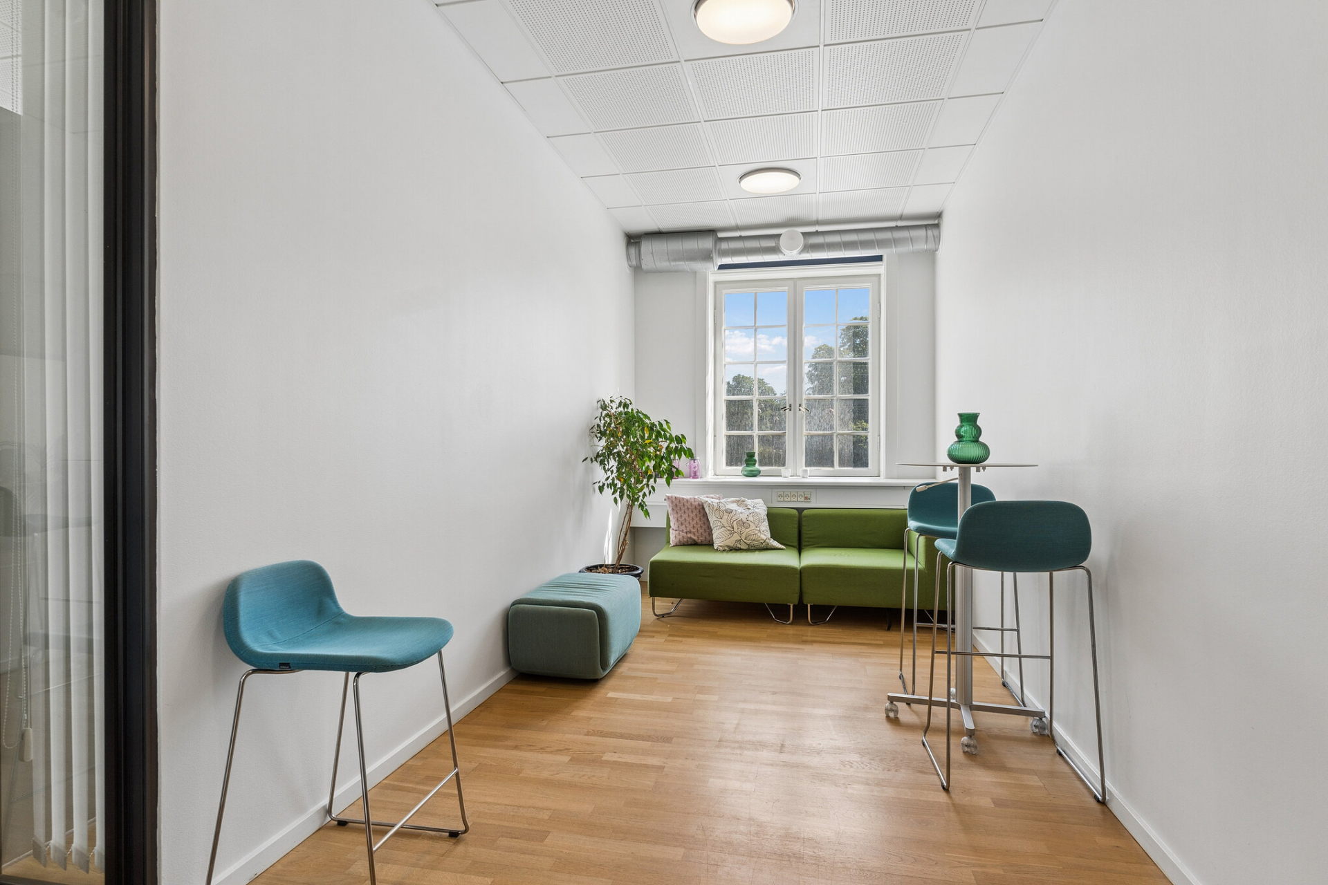 Kontor med sofa og stole