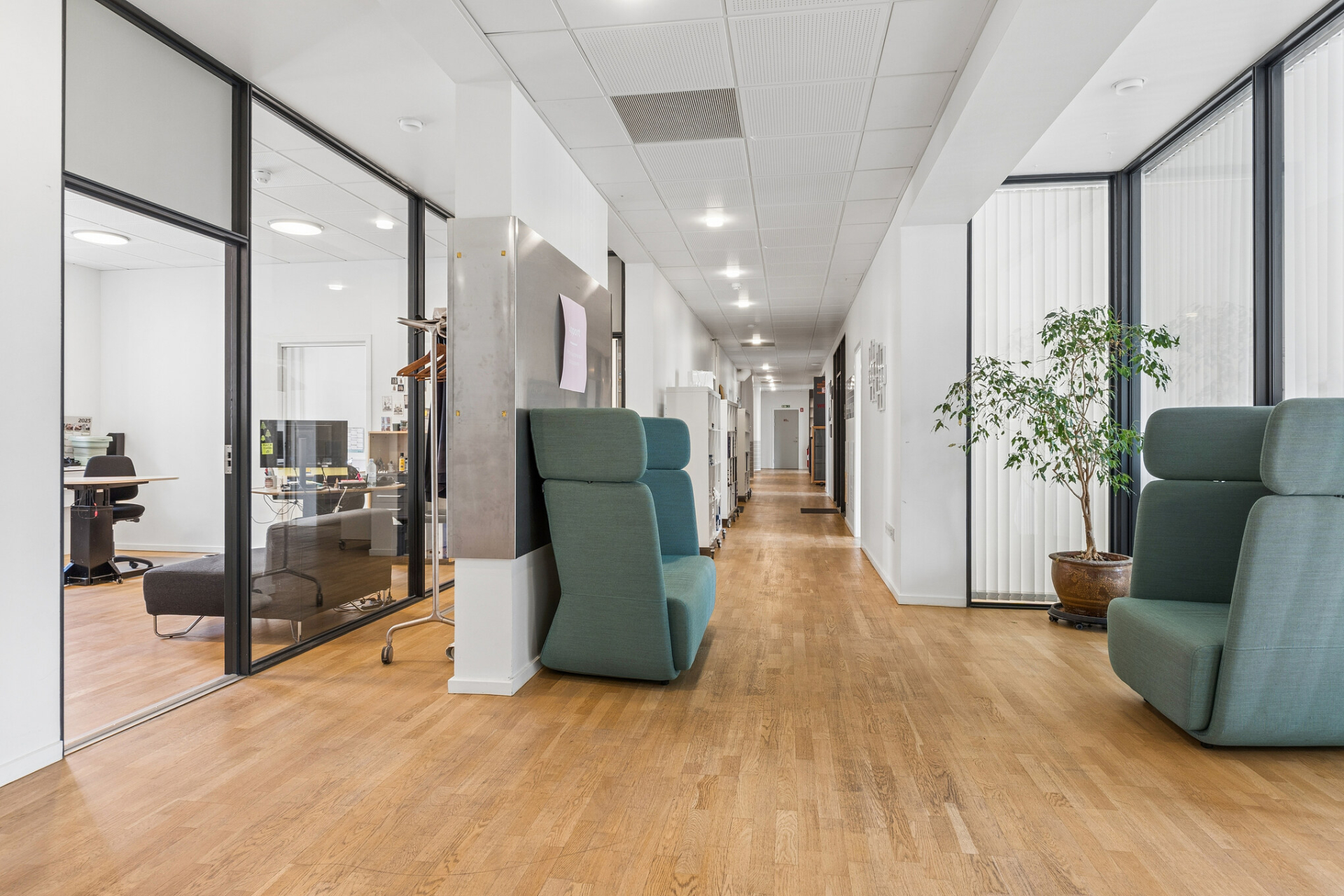 Gangareal med sofaer i ledigt kontorlejemål